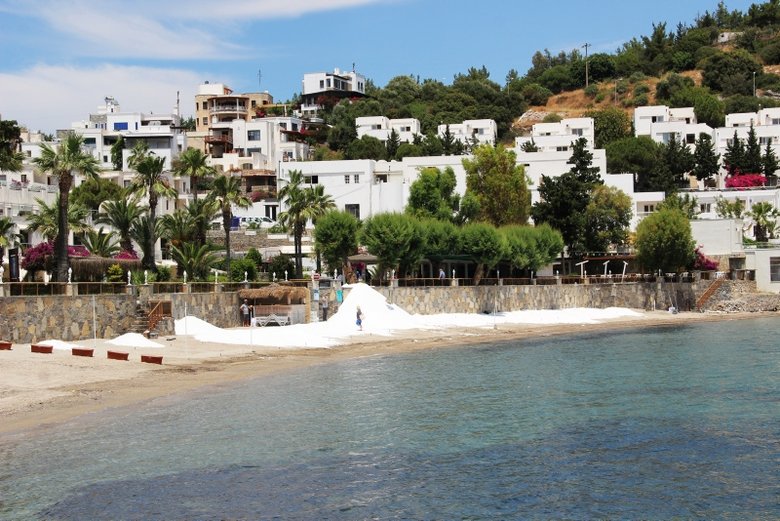 Sahillere beyaz kum operasyonu! Sahile mermer tozu ve kireç taşı sererken yakalandılar