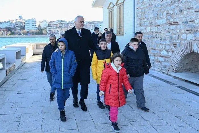 hayalleri-istanbulu-gormekti-bakan-ersoy-o-cocuklarla-bulustu-1768035154765.jpeg