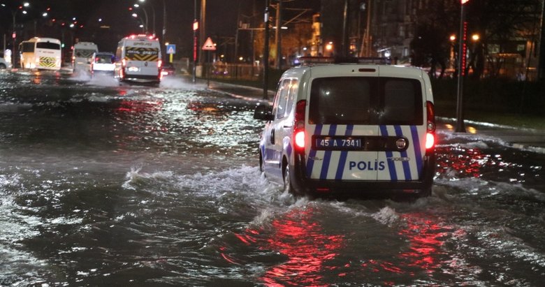 Manisa’da cadde ve sokaklar göle döndü, ev ve iş yerlerini su bastı