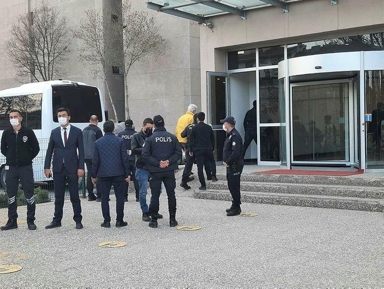 Darbe imalı bildiri yayınlayan 14 emekli amiral adliyeye sevk edildi