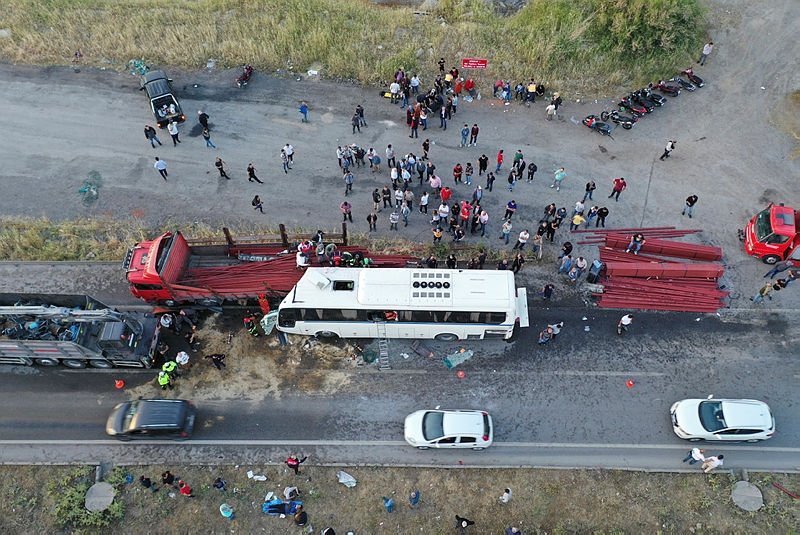 Manisa’da servis otobüsü demir yüklü kamyona çarptı