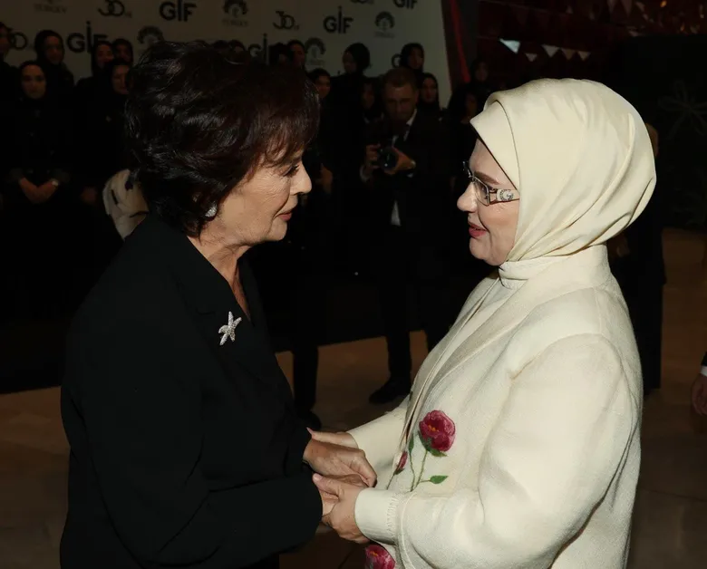 gif27de-gencler-iz-birakti-yildizlar-alkisladi-1791545488251.png