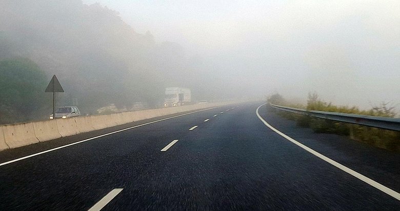 Muğla-Aydın karayolunu sis bulutu kapladı! Yola göz gözü görmedi