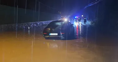 İstanbul’da sağanak yağış nedeniyle raçta mahsur kaldılar!