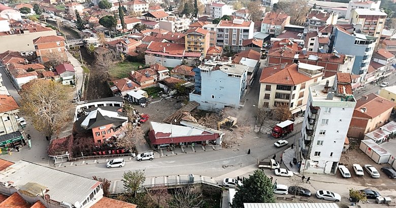 Balıkesir Sındırgı’da hasarlı binalar tek tek yıkılıyor!