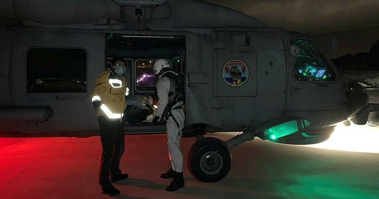 Gökçeada’da rahatsızlanan 3 kişi, Deniz Kuvvetleri Komutanlığına ait helikopterle Çanakkale’ye götürüldü
