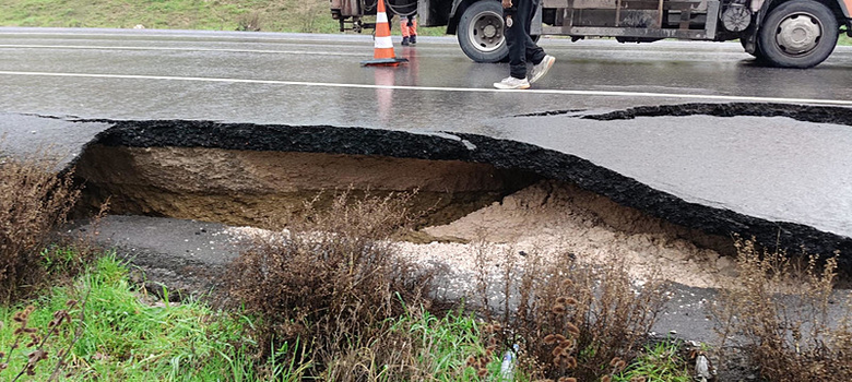 Balıkesir’de asfalt yol çöktü!