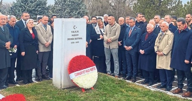 CHP eski lideri Baykal mezarı başında anıldı