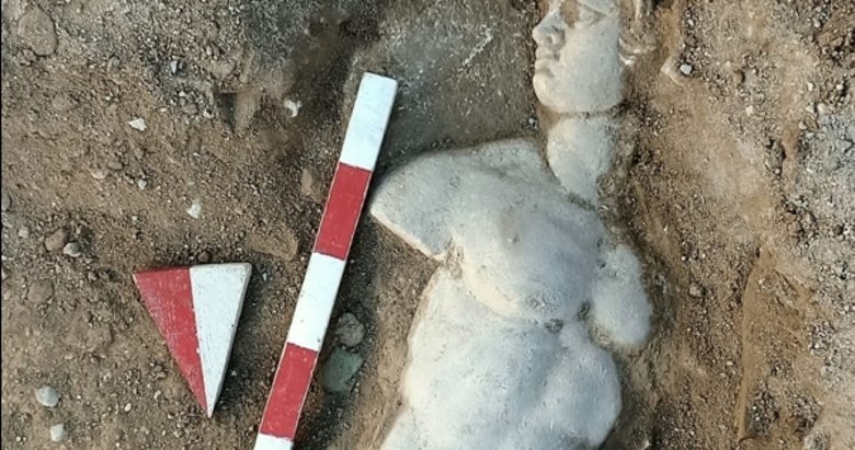 İzmir’de bulundu! İşte mitolojik varlık Satyros’un kabartması