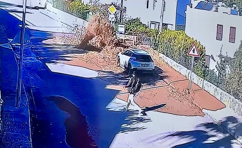 Bodrum’da ana su isale hattı patladı; otomobil sürücüsünün panik anları kamerada