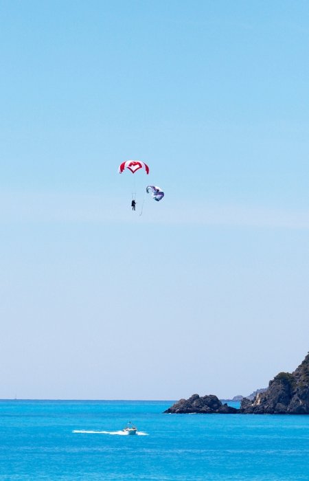 Muğla’da yamaç paraşütü pilotu denize indi
