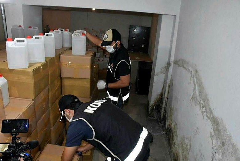 5 ton sahte etil alkolü, İstanbul’dan İzmir’e ’dezenfektan’ yazan kolilerle getirmişler