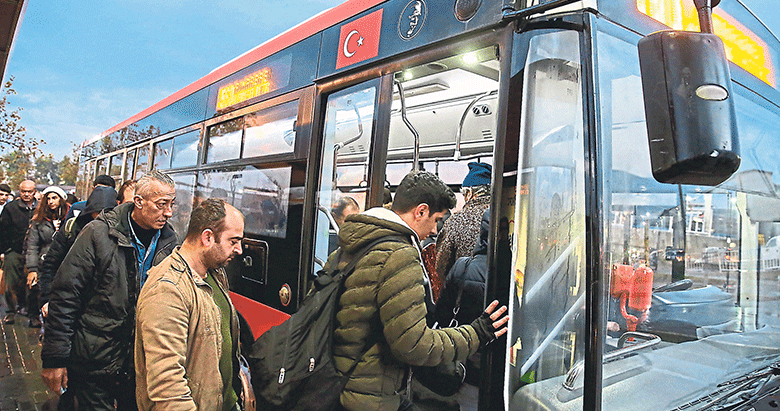 İzmirliler ulaşım zammına tepkili