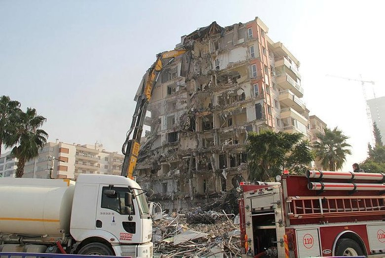 İzmir depreminin ardından ağır hasarlı binalardan 58’inin yıkımı tamamlandı