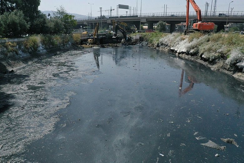 ‘İzmir Körfezi’ndeki kötü koku, derelerdeki betondan kaynaklanıyor’