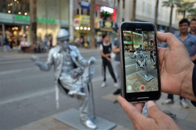 Denizli’de tek ayağının üstünde oturan heykel adam görenleri şaşırttı