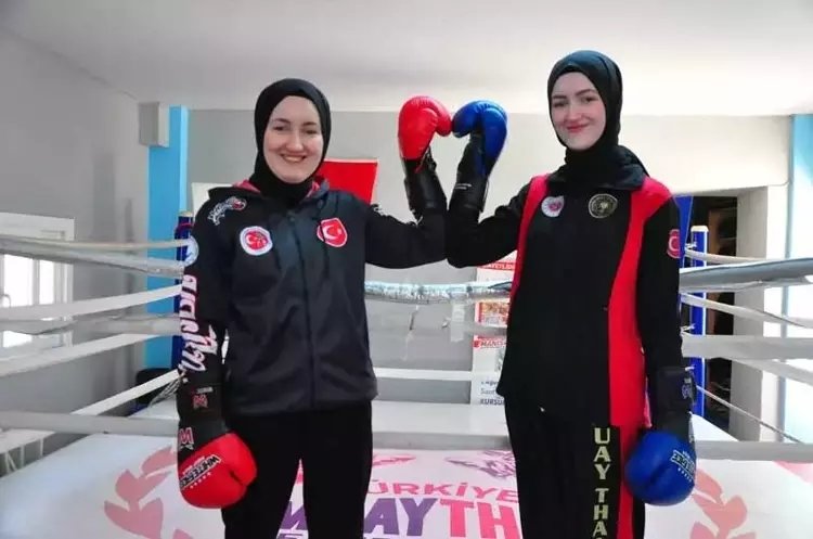 Manisa’daki kız kardeşler hem hakemlik hem de antrenörlük yapıyor