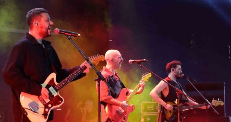 İzmir Ekonomi’de rock rüzgarı... Adamlar kampüsü salladı