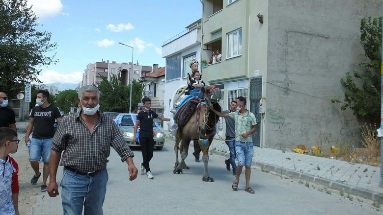 Balıkesir’de ’develi ve mehterli’ sünnet düğünü