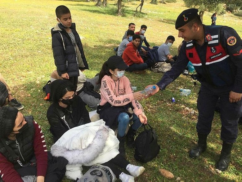 Urla’daki boş bir arazide yakaladılar! Tam 94 kişi...