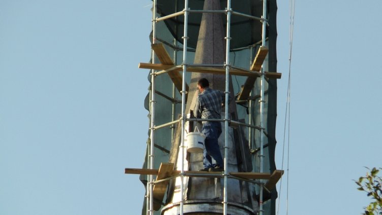 Muğla’da 30 metrelik minarenin tepesinde tehlikeli çalışma