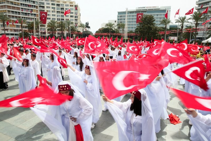 İzmir’de 23 Nisan coşkusu! Bayrağını kapan koştu