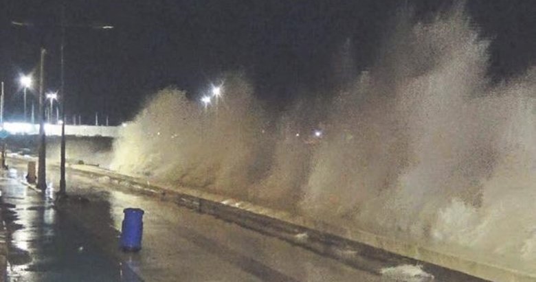 İzmir’de fırtına denizi taşırdı
