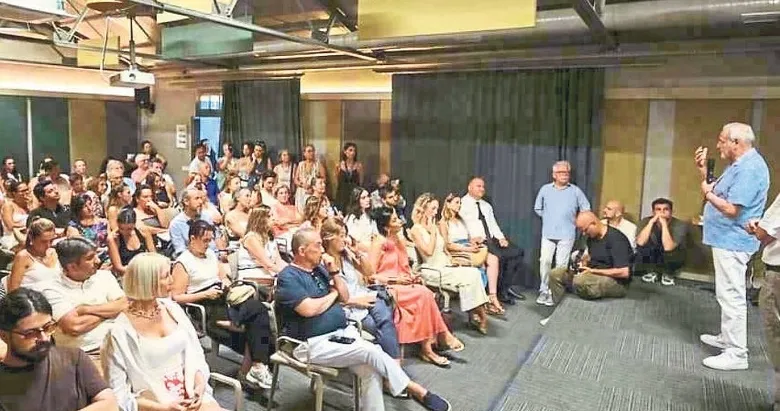 İzmir’in eniştesi kent için özel sergi açtı