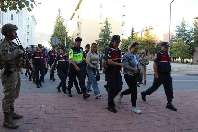 20 milyon liralık sahte ilan vurgunu! Talimatları yerine getirmeyen örgüt üyelerine işkence yapmışlar