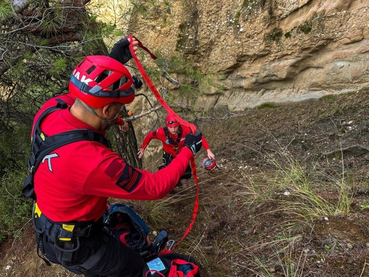 Kayıp olarak aranan 3 çocuk babasının cesedi uçurumda bulundu