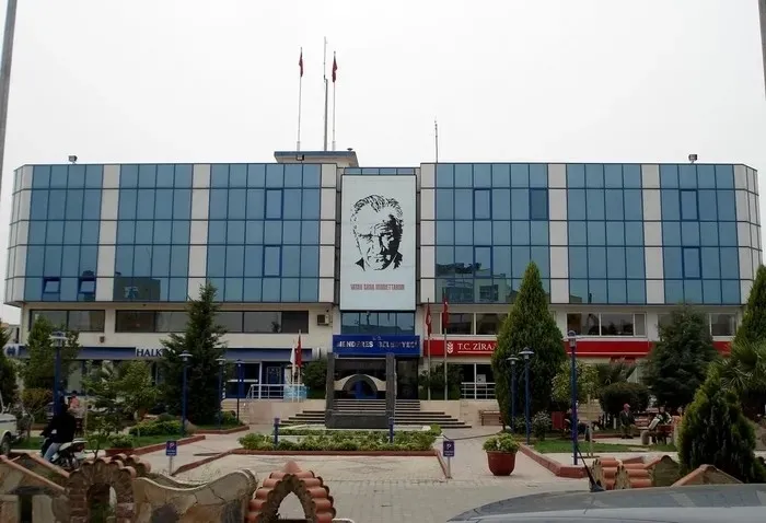 son-dakika-izmir-menderes-belediyesine-operasyon-ilkay-cicek-dahil-21-kisi-gozaltinda-1785822066340.jpeg