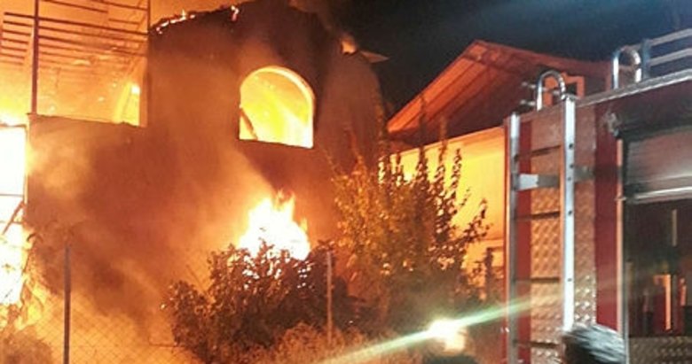 Fethiye’de 2 katlı ev alev alev yandı