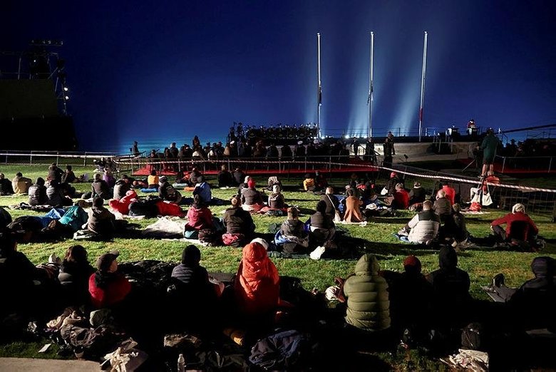 Anzaklar Çanakkale’de geleneksel ‘şafak ayini’ ile atalarını andı