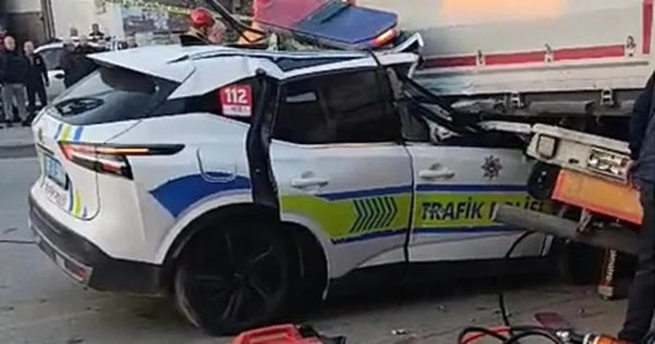 manisada-kahreden-kaza-trafik-polisi-araci-tira-carpti-1-sehit-1-agir-yarali-1763193793932.jpeg