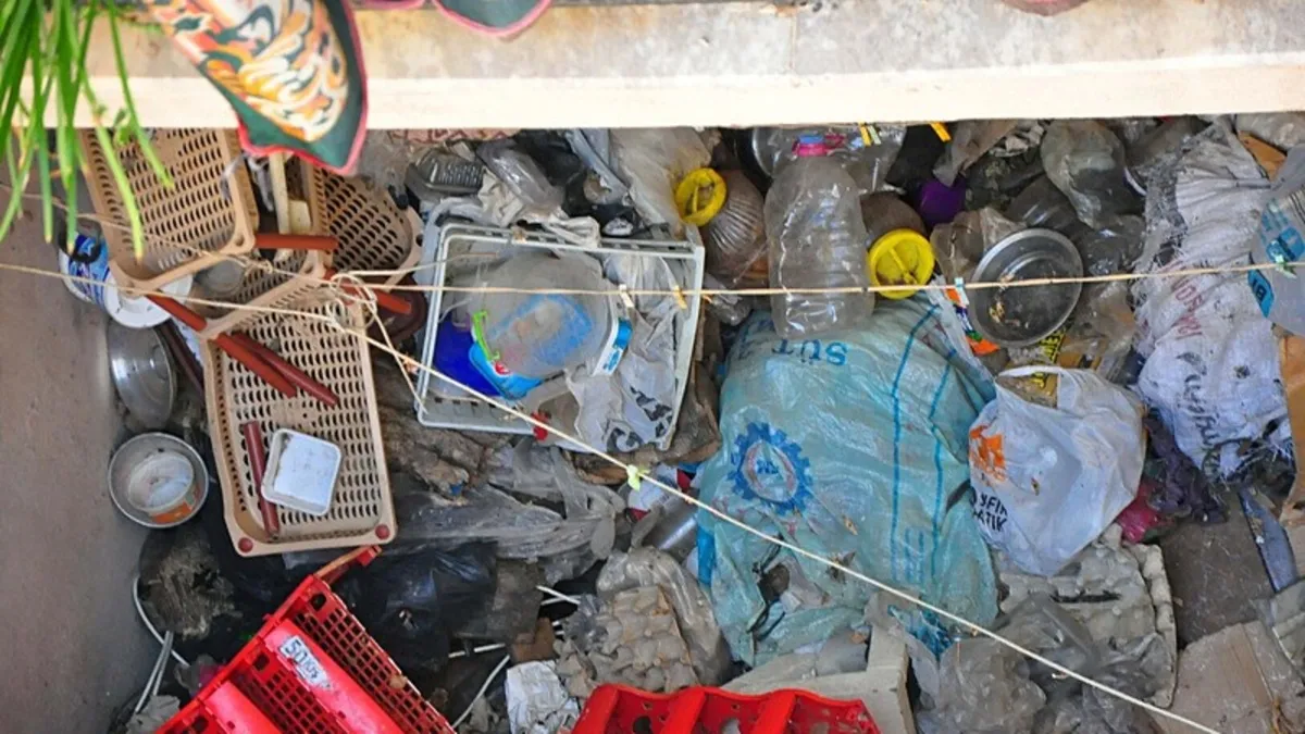 Manisa'da 10 yıllık kabus! Bu apartmana giren maskesini takıyor
