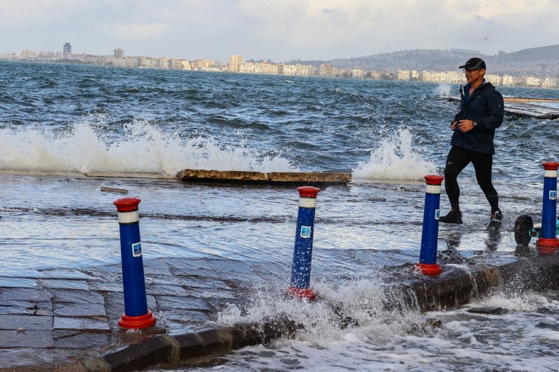 İzmir’de alışıldık manzara! Fırtına denizi taşırdı caddeler göle döndü