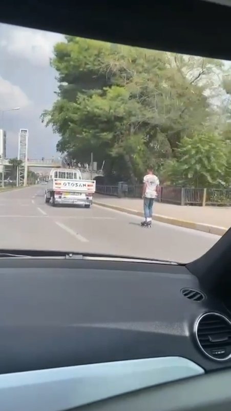 Patenli gençlerin trafikteki tehlikeli oyunları!