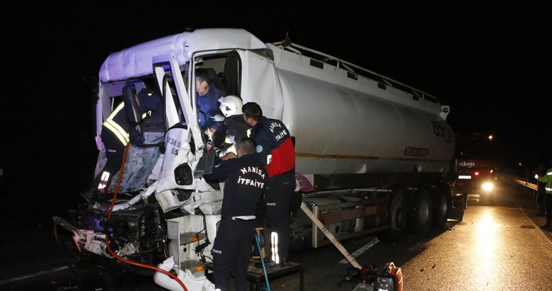 Manisa’da feci kaza! Tehlikeli madde tankerinin sürücüsü sıkıştığı yerden böyle kurtarıldı