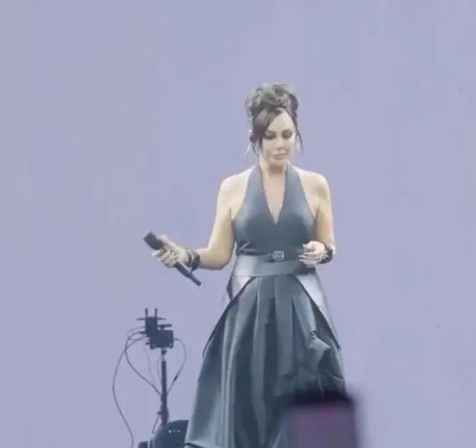ebru-gundes-27-yil-sonra-bir-ilke-imza-atti-konserin-ilk-dakikalarinda-salonu-duygulandiran-surpriz-don-ne-olu-1792241912346.png