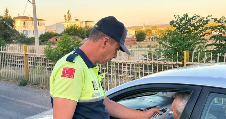 İzmir’de trafik denetimi: 2 bin 744 sürücüye ceza uygulandı