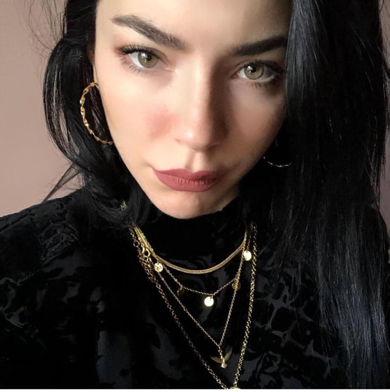 Merve Boluğur�un makyajsız halini görenler tanıyamadı