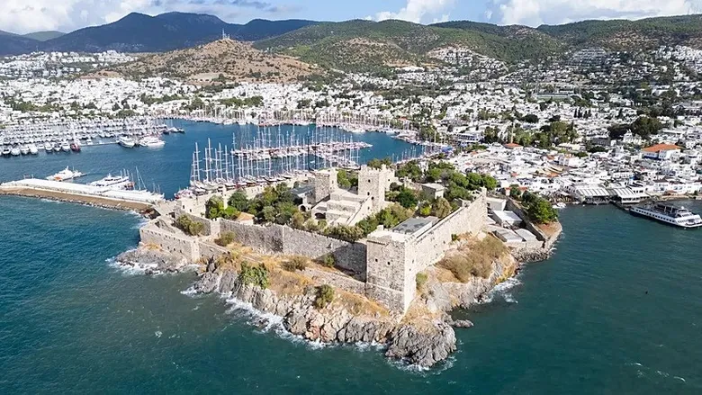 Gece bir başka güzel, gündüz bir başka güzel! Bodrum Kalesi görenleri büyüledi
