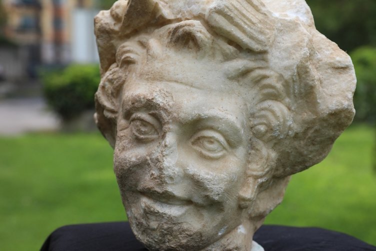 İzmir’deki Smyrna Tiyatrosu’nda bulundu! 18 asırlık heykel başı koruma altına alındı