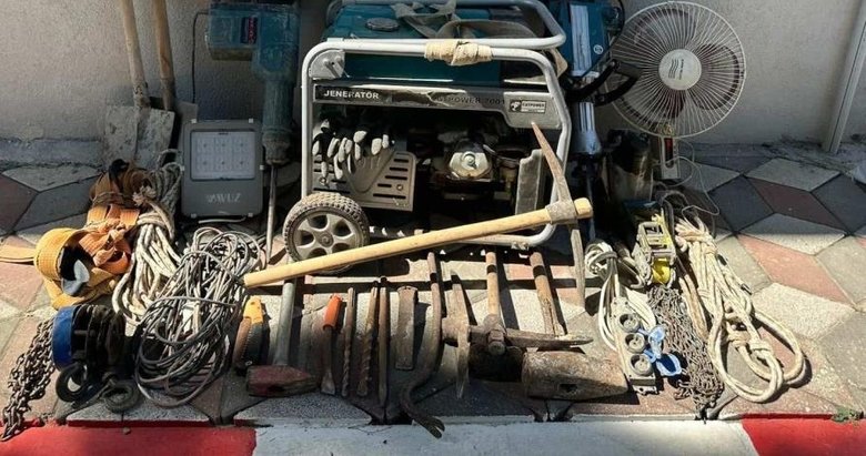 Manisa’da kaçak kazı yapan 10 şüpheli suçüstü yakalandı