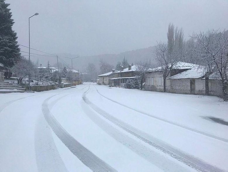 İzmir’in yüksek ilçelerine kar! Bazı köylerde okullar tatil edildi
