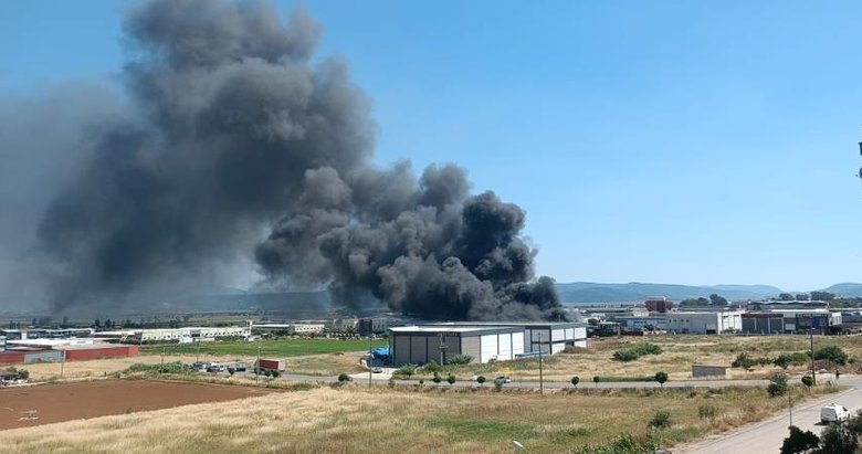 İzmir’de plastik sandalye fabrikasında yangın