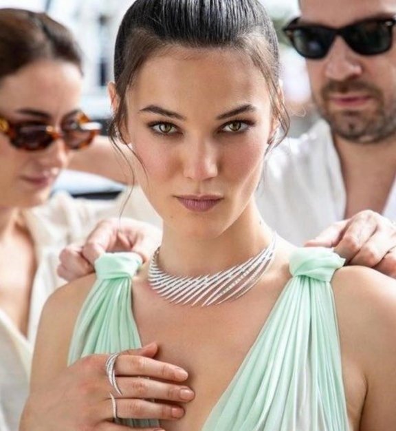 Pınar Deniz Cannes Film Festivali’nde göz kamaştırdı