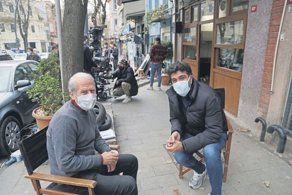 Ünlü teknik direktör Mustafa Denizli’den Akıncı setine sürpriz ziyaret!