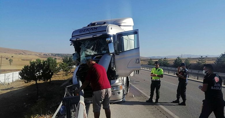 Afyonkarahisar’da tır ile kamyonet çarpıştı: 4 yaralı