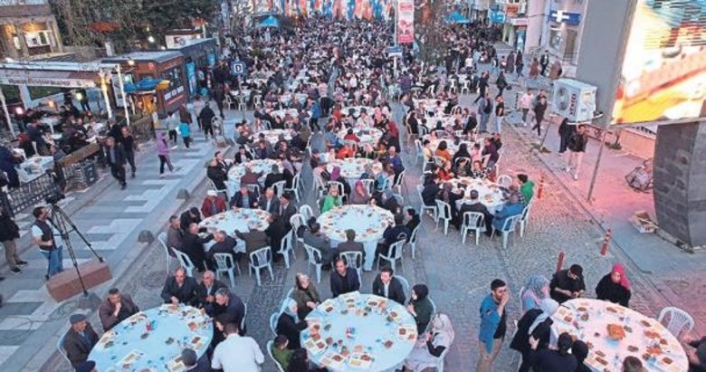 Tarihin en kalabalık iftar yemeği Sındırgı’da verildi